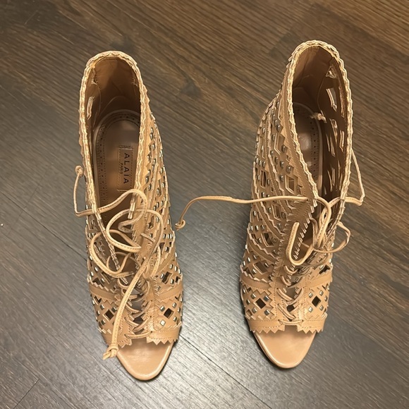 Alaia nude leather heels with studs - Picture 5 of 6